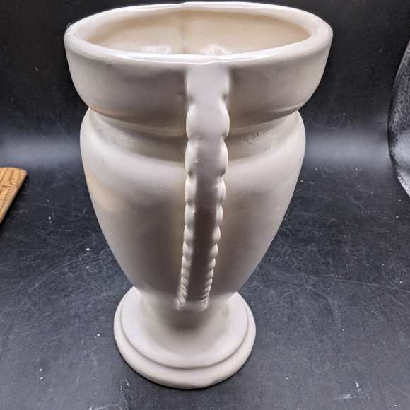 Vintage Off White Matte Finish Vase Possibly McCoy Mid Century - Picture 4 of 8